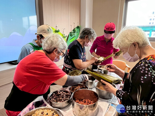 端午佳節傳遞溫情 田中秀和苑日照長輩「包粽」樂