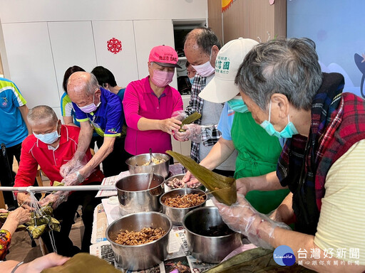 粽葉飄香端午佳節傳遞溫情 田中秀和苑日照中心長者樂包粽