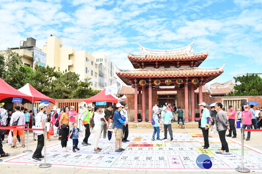 鹿港「趣味童玩闖關」慶端陽 10公尺長巨幅書法添亮點