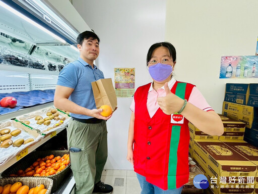 減塑從買菜開始 臺南環保局攜手農會超市推蔬果裸賣