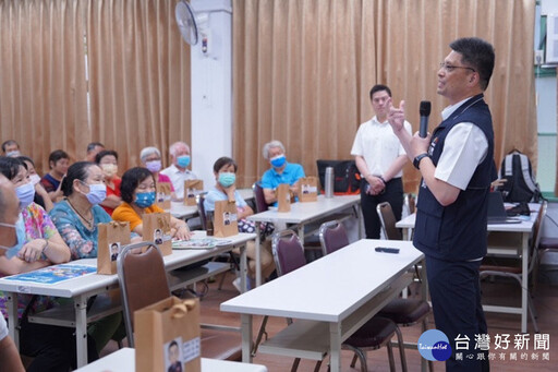 霧峰分局交通安全宣導 肩燈手環提升高齡者行的安全