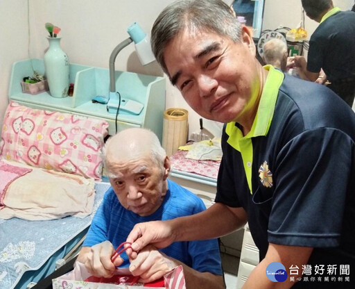 新北榮服處送暖 致贈板橋高齡榮民眷蛋捲禮盒