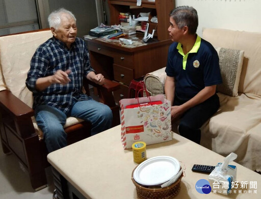新北榮服處送暖 致贈板橋高齡榮民眷蛋捲禮盒