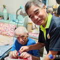 新北榮服處送暖 致贈板橋高齡榮民眷蛋捲禮盒