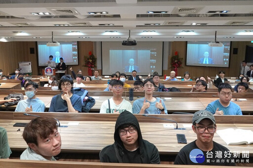 中華大學書院結業式 錢復剖析川普治國衝擊