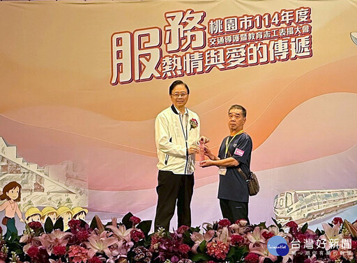 桃市交通導護暨教育志工表揚大會 張善政親頒終身楷模獎