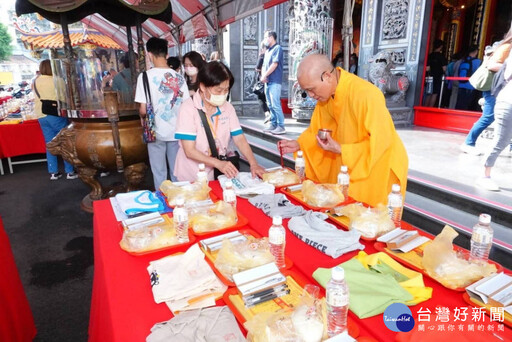 迎戰考季不孤單 桃市民政局攜手宮廟送文昌筆加持考運