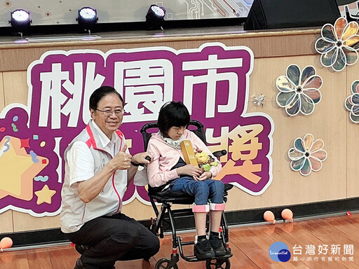 市長獎國小畢業生合影 張善政勉勵學子持續學習發展創造力與國際視野