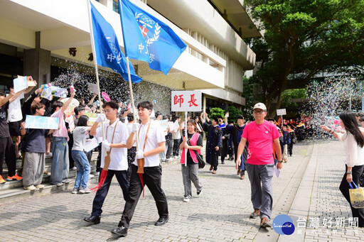 中原大學第67屆畢典盛大舉行 期勉畢業生以全人精神走向世界