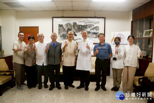 正覺團體捐贈候診椅 北榮桃園分院舒適候診環境再升級