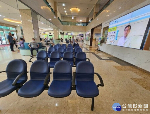 正覺團體捐贈候診椅 北榮桃園分院舒適候診環境再升級