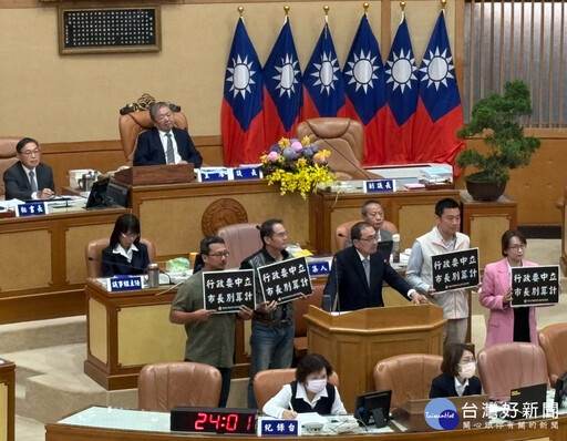 新北議員市政總質詢 民進黨團送侯友宜「荷蘭」漢堡