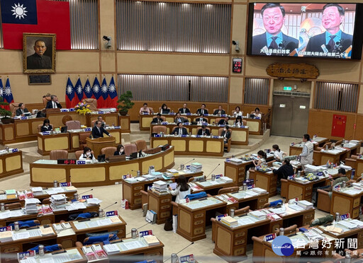 新北議員市政總質詢 民進黨團送侯友宜「荷蘭」漢堡