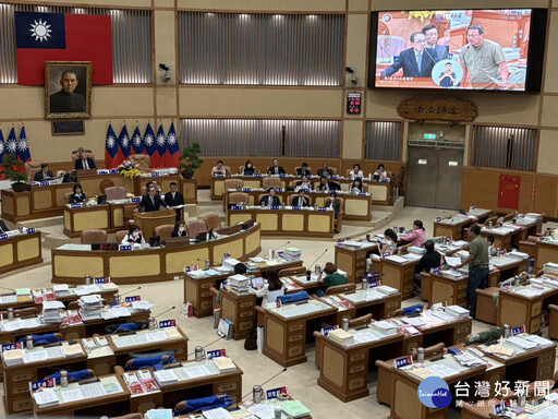 新北議員市政總質詢 民進黨團送侯友宜「荷蘭」漢堡