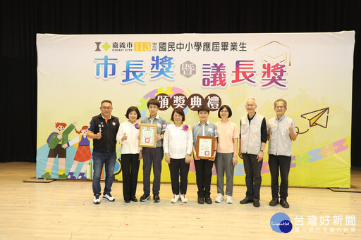 嘉市國中小頒獎典禮 黃敏惠親頒市長獎並送上祝福