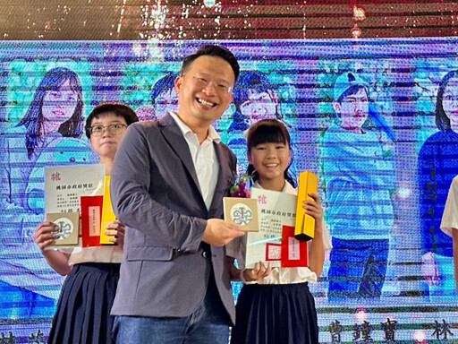 老校友蘇俊賓重返桃園國小畢典 領小桃們最後一次校園巡禮