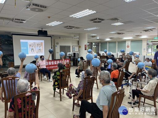 彰化榮家開辦延緩失能系列課程 住民樂活極球律動提升柔軟度