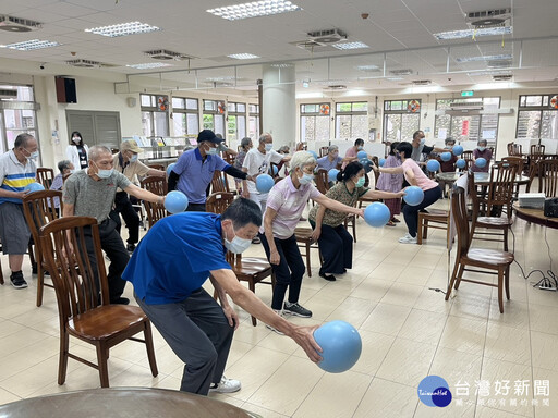 彰化榮家開辦延緩失能系列課程 住民樂活極球律動提升柔軟度