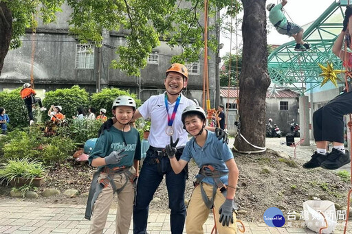 蘇俊賓攀上老茄苳樹 見證中興國小畢業生完成超級鐵人挑戰