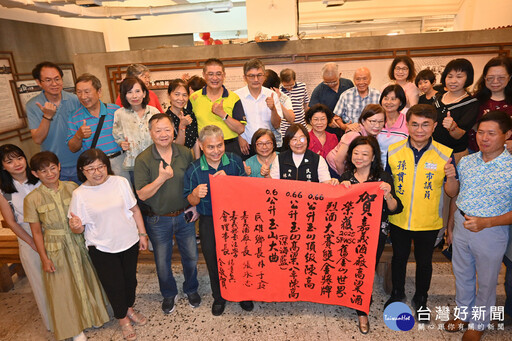 嘉義酒廠國際烈酒賽奪金 書法家以酒入墨揮毫祝賀