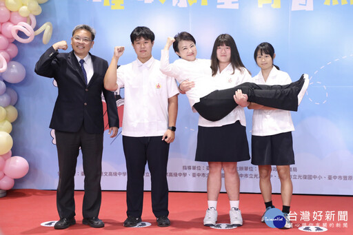 中市表揚8043位市長獎學生 體育女將抱起盧秀燕大轟動