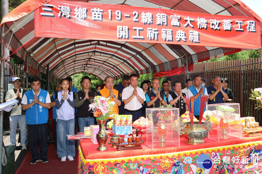 三灣銅富大橋橋墩裸露嚴重 鍾東錦為改善工程焚香祝禱順利平安