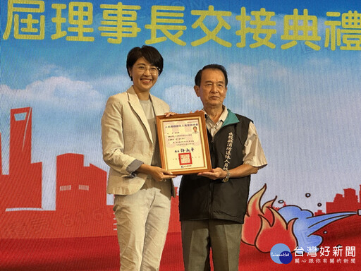 消防退休人員協會理事長交接 許淑華感謝大家傳承經驗
