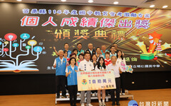 國中教育會考成績優異 鍾東錦頒發215萬元表揚優異學子