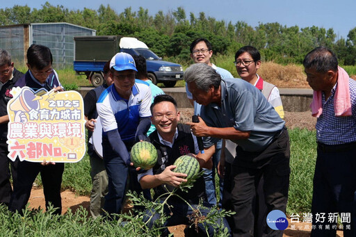 環保紙膜每公頃可減1055Kg碳當量 蘇俊賓下西瓜田觀摩