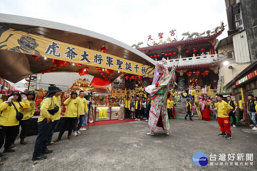 水里天聖宮虎爺聖誕遶境活動 許淑華上香祈福