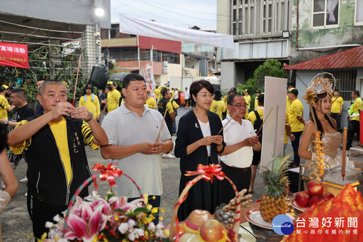 水里天聖宮虎爺聖誕遶境活動 許淑華上香祈福