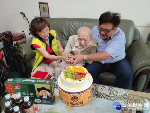 板橋榮家榮民伯伯百歲壽辰 致贈祝賀壽屏及金壽桃項鍊