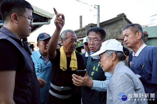 黃偉哲偕慈濟基金會勘災 感謝日人野崎孝男發送熱食慰問災民