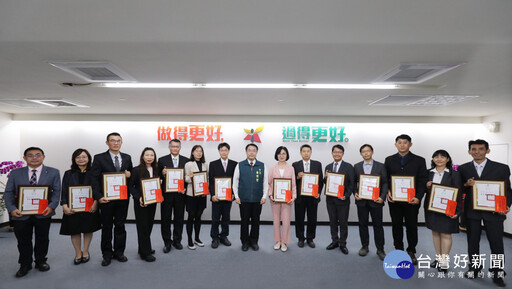 黃偉哲表揚南市府模範公務人員 參議王雅禾等15人受獎