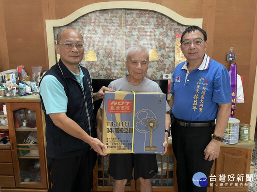 外埔公所啟動長者「高溫關懷」機制 轉發14吋立式電風扇予獨居長輩