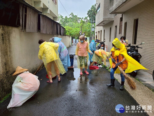 嘉義市育英里志工風雨無阻 齊心清街護環境