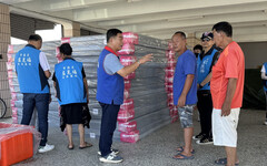 兄弟有難、八方支援 新北議員周勝考聯合盧崑福捐200床墊賑災