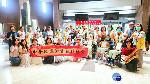 長者揮灑創畫家接力完成 長青護理之家創作共融藝術活動