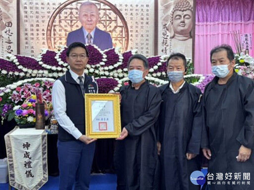 畢生深耕台中文史 盧秀燕頒贈褒揚狀追念「國寶級」文史耆老陳炎正