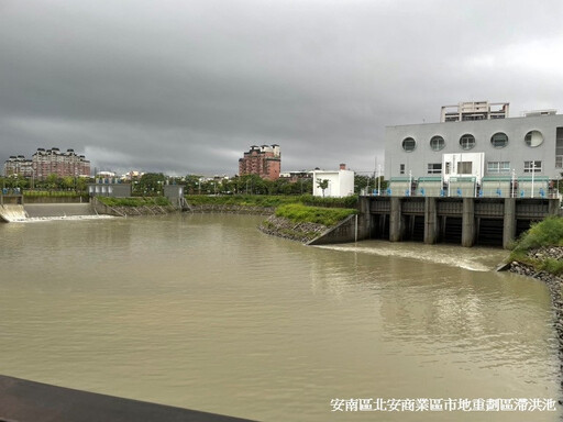 因應颱風挾帶豪雨襲擊 南市排空滯洪池準備蓄洪