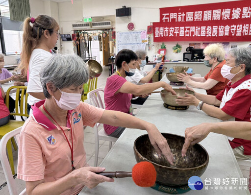 南市醫推動「高齡友善社區計畫」 頌缽課程健康療癒受好評