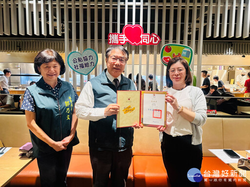 南巿府社會局攜手饗賓集團辦理公益餐會 堆疊愛心滿滿的「幸福牆」