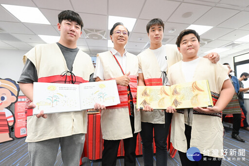 推廣原民文化走向國際 桃園青年首創泰雅族語、英語雙語繪本