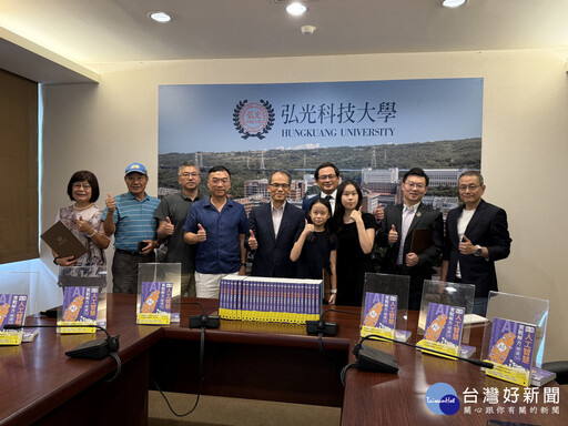 台灣人工智慧協會與校友捐書百本 助弘光科大深化AI教育與研究
