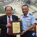 空軍馬基隊長洪源廷離澎 陳光復頒榮譽縣民證感謝貢獻