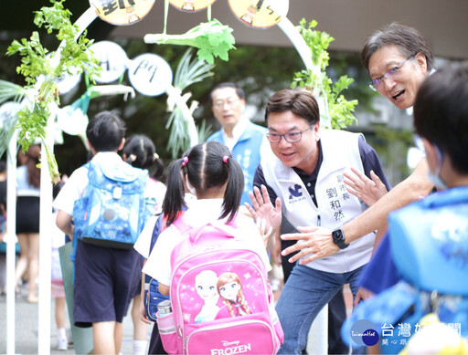 劉和然陪孩子迎新學期 親自把關校園午餐