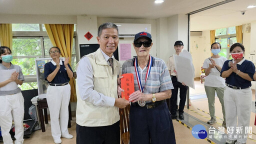 九三軍人節彰化榮家表揚抗戰榮民 98歲郭振華獲頒慰勉金紀念章