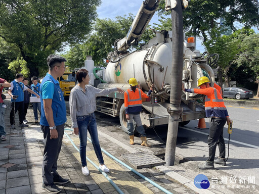 加強防汛整備 許淑華視察南投市道路排水清淤