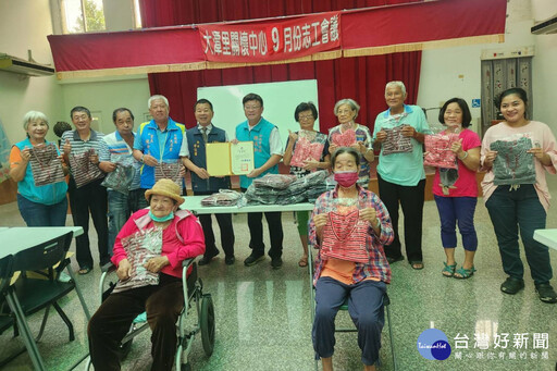 展現公益慈善能量 蘇慶福結合議員陳昆和團隊捐上萬件T恤送暖受災鄉親