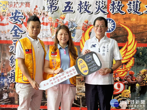 顧蓓靜攜手300B2區金蘭獅子會 捐新北消防局高頂救護車